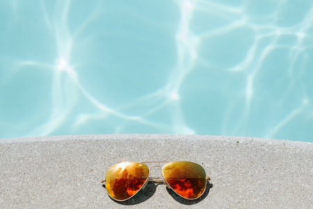 accessori in piscina d'estate