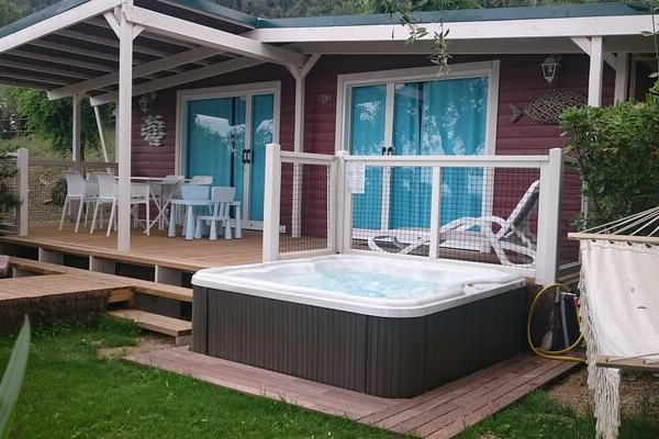 jacuzzi lodge campeggio